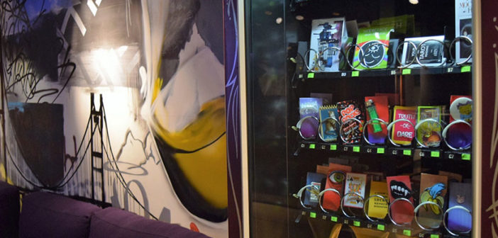 在這家酒店，自動售貨機充當當地超級禮品店